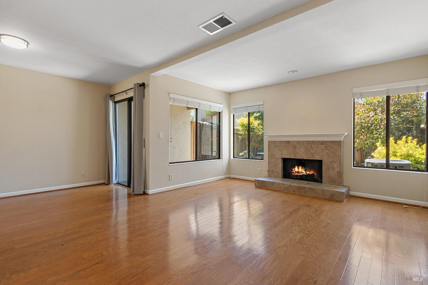 Detail Gallery Image 5 of 33 For 1136 Grove Cir, Benicia,  CA 94510 - 3 Beds | 2/1 Baths