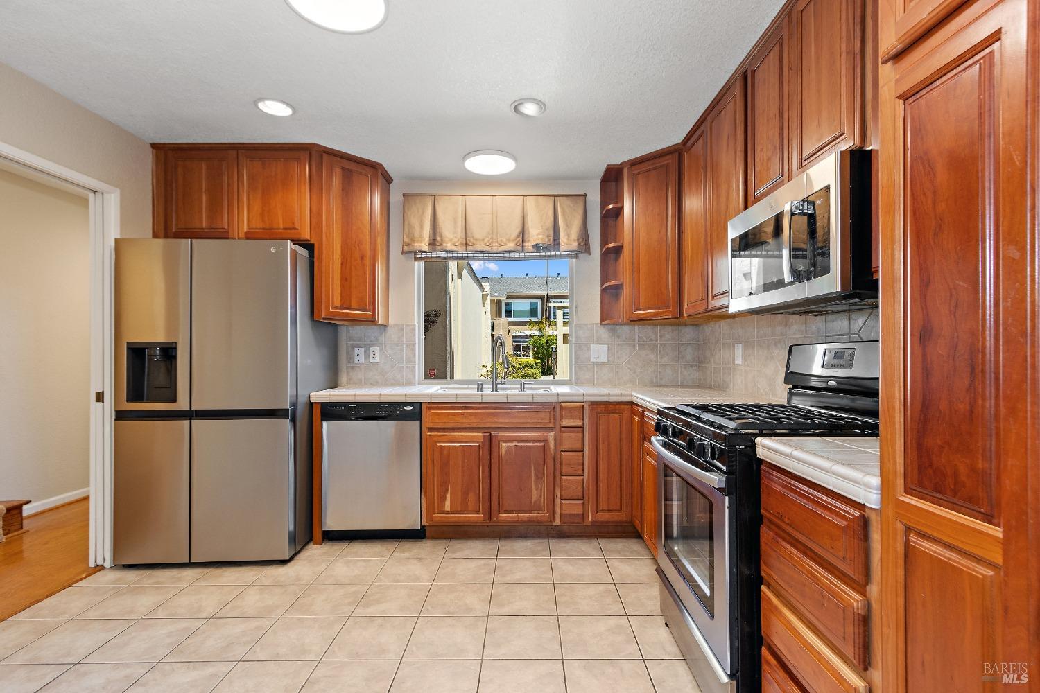 Detail Gallery Image 10 of 33 For 1136 Grove Cir, Benicia,  CA 94510 - 3 Beds | 2/1 Baths
