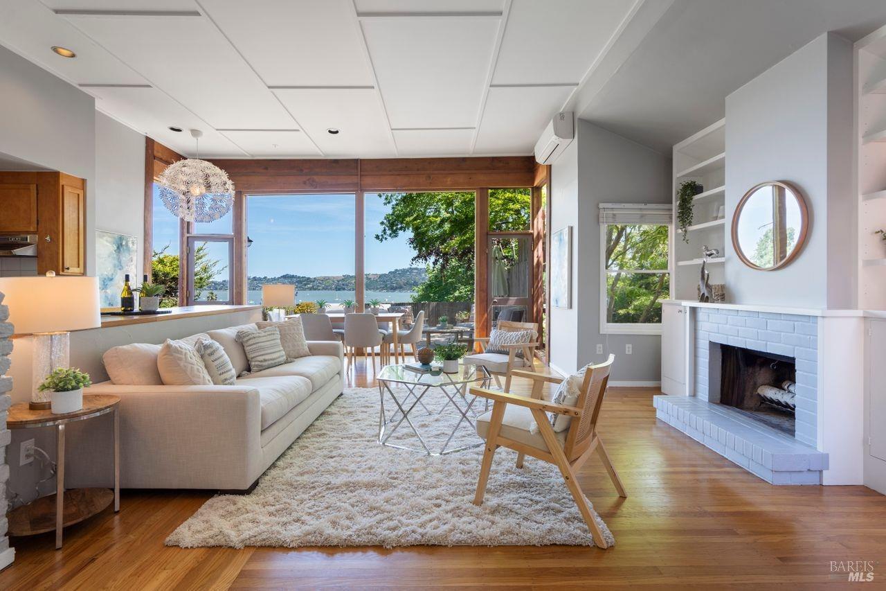 Detail Gallery Image 2 of 43 For 18 Girard Ave, Sausalito,  CA 94965 - 2 Beds | 2/1 Baths