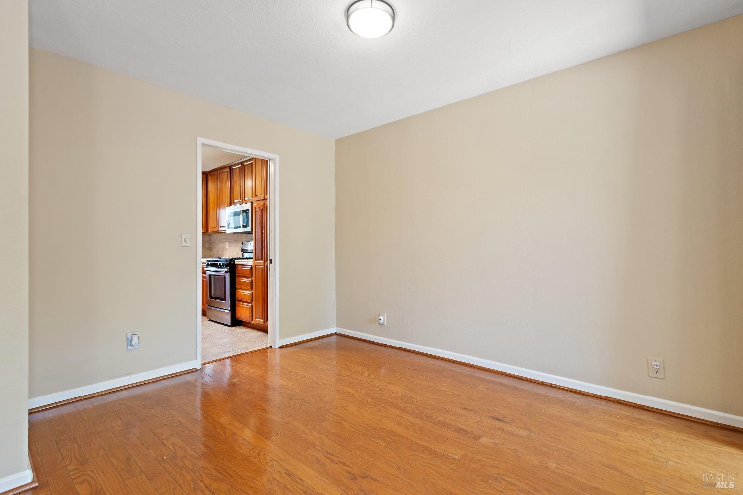 Detail Gallery Image 8 of 33 For 1136 Grove Cir, Benicia,  CA 94510 - 3 Beds | 2/1 Baths