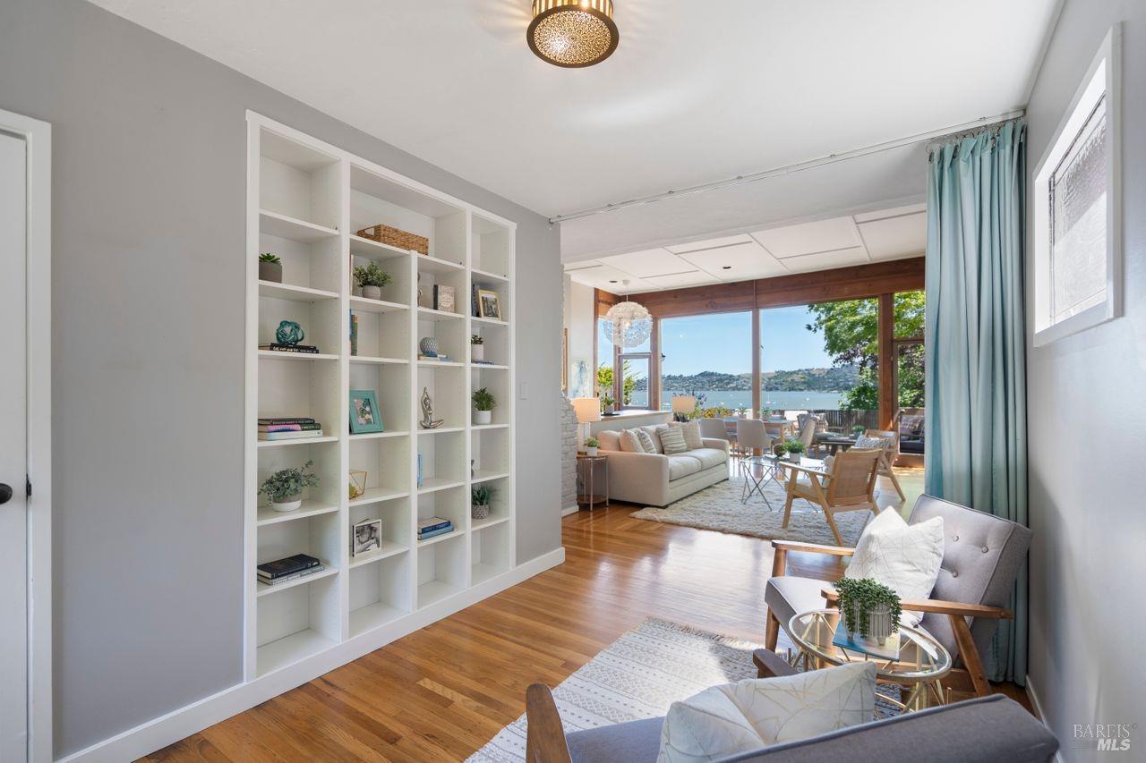 Detail Gallery Image 7 of 43 For 18 Girard Ave, Sausalito,  CA 94965 - 2 Beds | 2/1 Baths