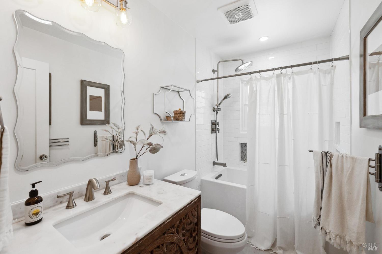 Detail Gallery Image 12 of 33 For 11 Central Dr, Mill Valley,  CA 94941 - 2 Beds | 1 Baths