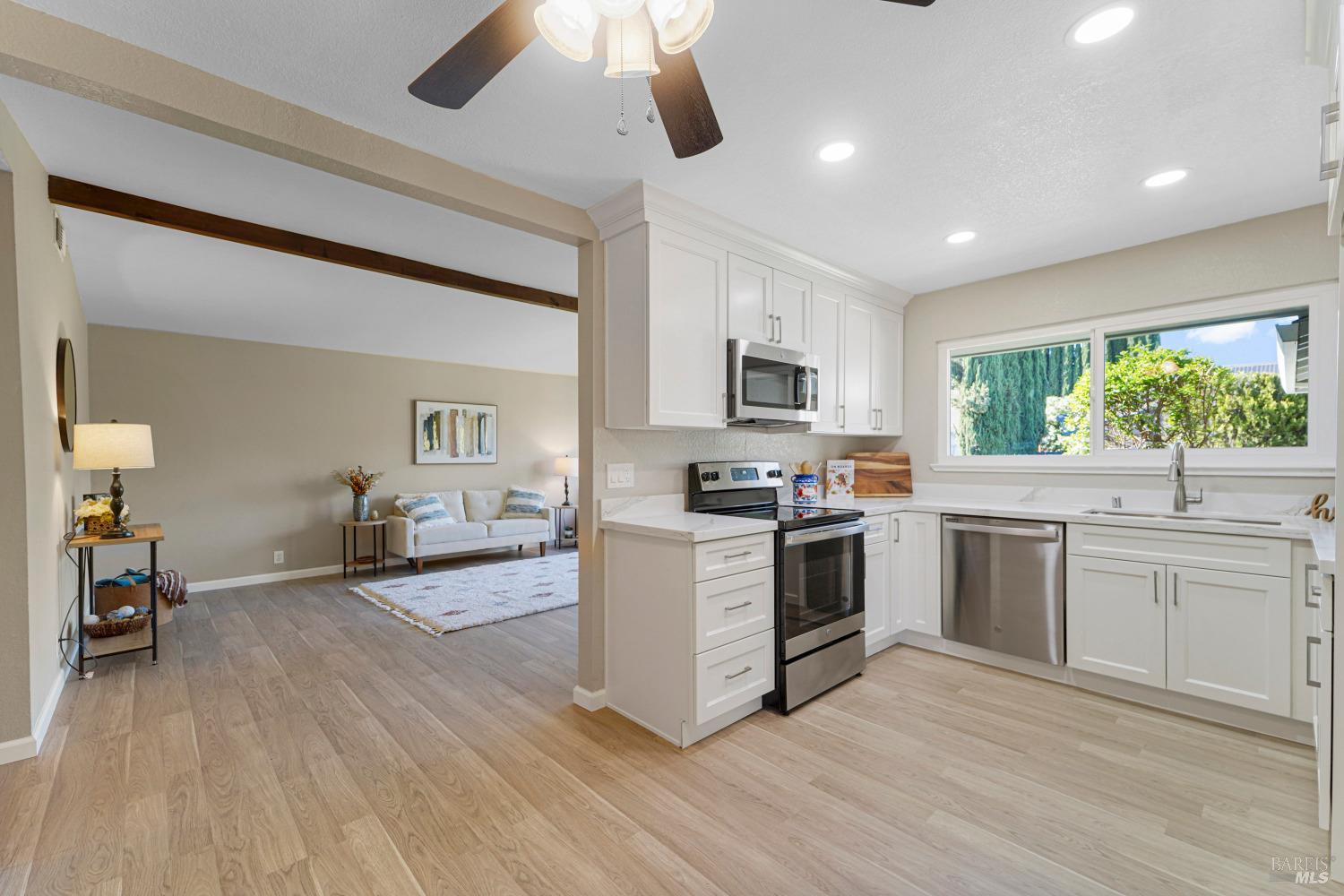 Detail Gallery Image 13 of 34 For 1084 Woodridge Dr, Vacaville,  CA 95687 - 3 Beds | 2 Baths