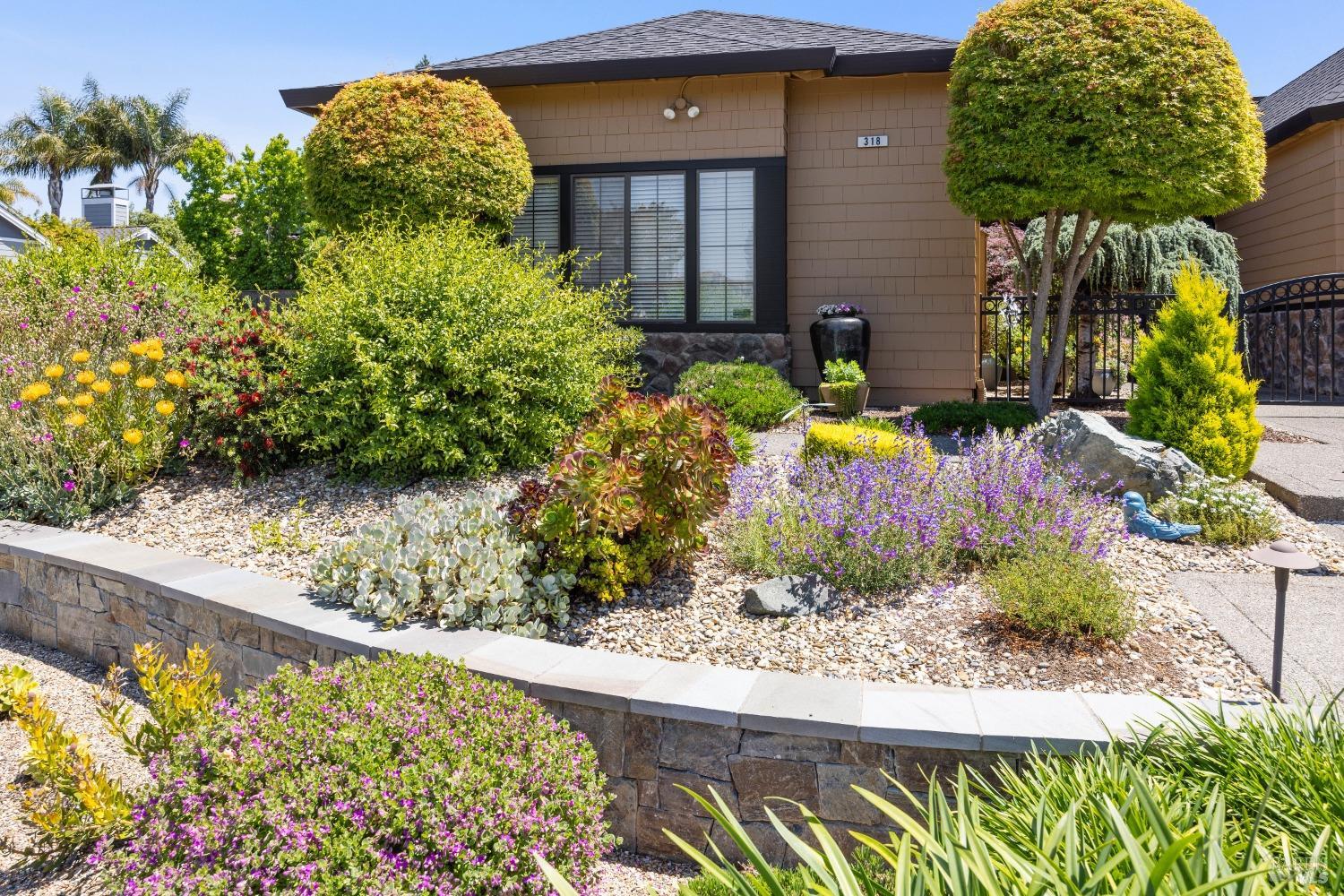 Detail Gallery Image 2 of 45 For 318 Jester Ct, Petaluma,  CA 94954 - 4 Beds | 2/1 Baths