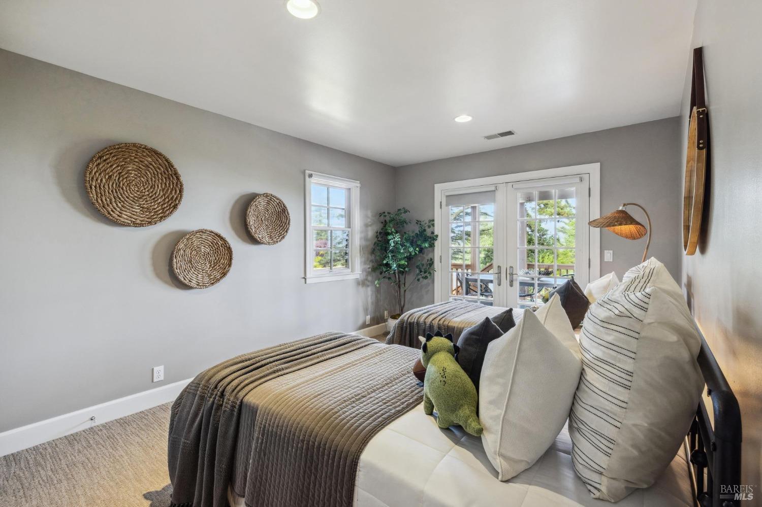Detail Gallery Image 39 of 74 For 3 Ridge Ave, Mill Valley,  CA 94941 - 4 Beds | 3/1 Baths