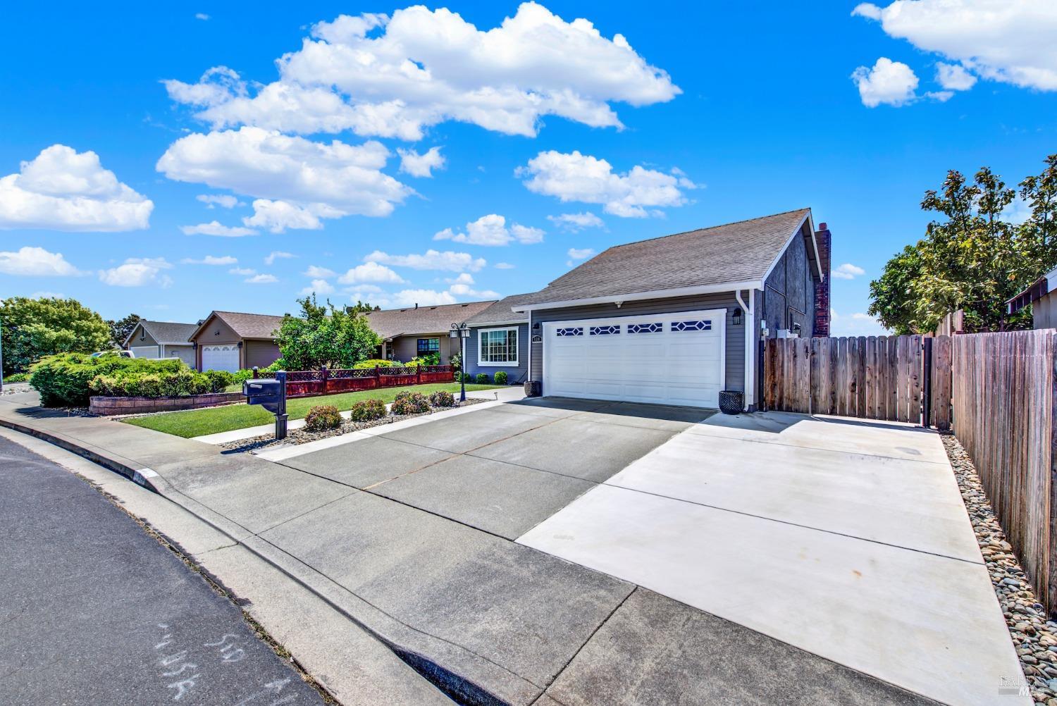 Detail Gallery Image 4 of 64 For 520 Fortuna Dr, Suisun City,  CA 94585 - 3 Beds | 2 Baths