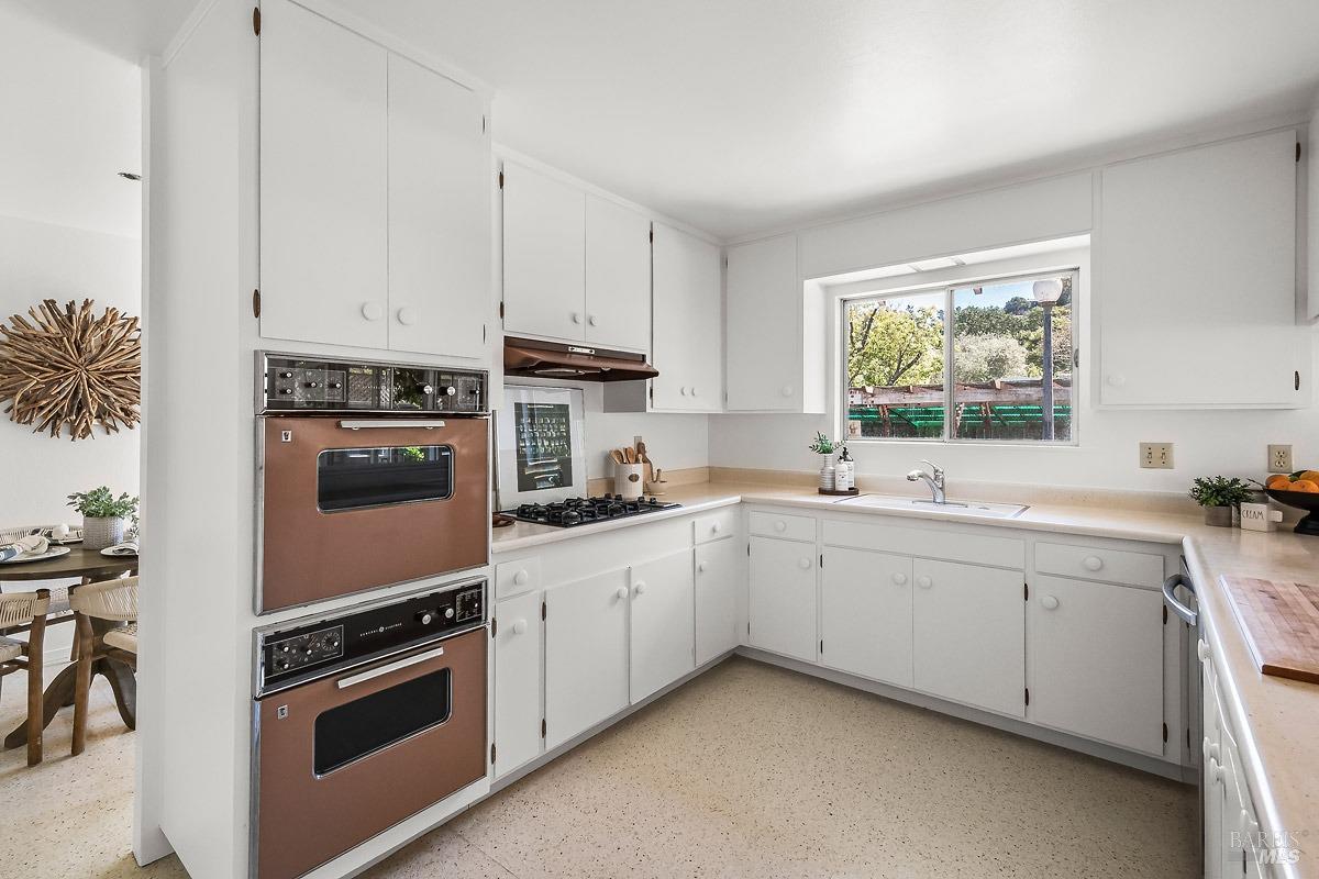 Detail Gallery Image 6 of 38 For 1 Rock Ridge Rd, Fairfax,  CA 94930 - 3 Beds | 2 Baths