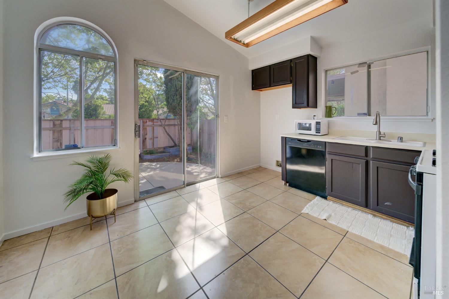Detail Gallery Image 14 of 35 For 1165 Camellia Ln, Suisun City,  CA 94585 - 3 Beds | 2 Baths