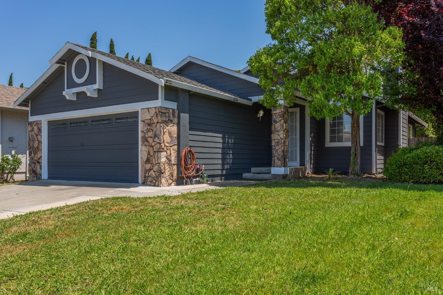 Detail Gallery Image 3 of 35 For 1165 Camellia Ln, Suisun City,  CA 94585 - 3 Beds | 2 Baths