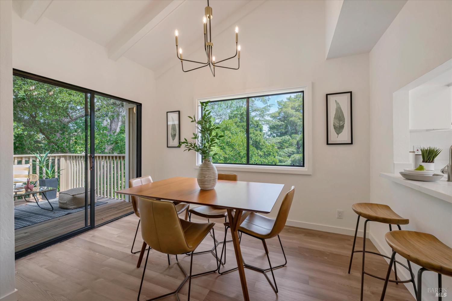 Detail Gallery Image 11 of 42 For 2 Chaucer Ct, Mill Valley,  CA 94941 - 3 Beds | 2/1 Baths