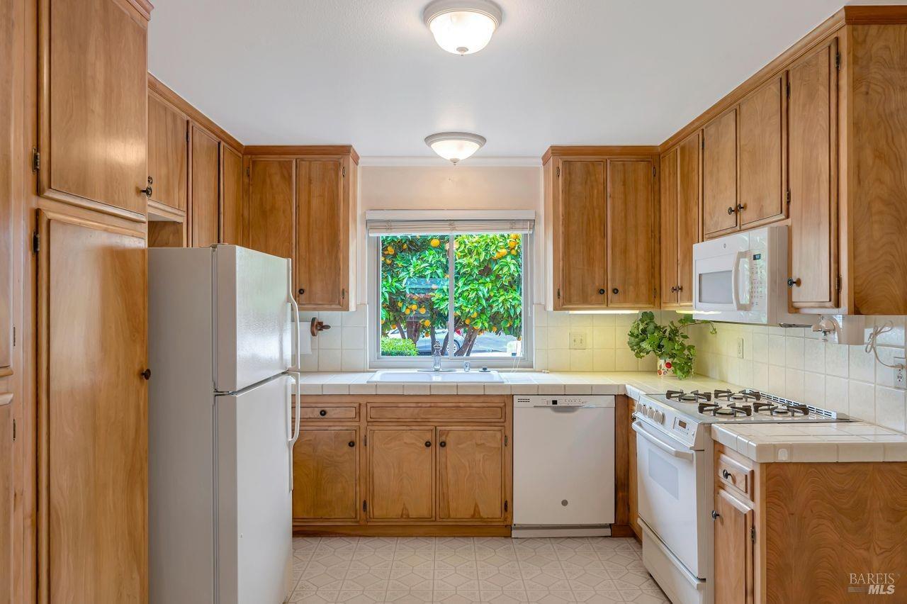 Detail Gallery Image 7 of 29 For 4 Colleen Ct, Novato,  CA 94947 - 3 Beds | 2 Baths