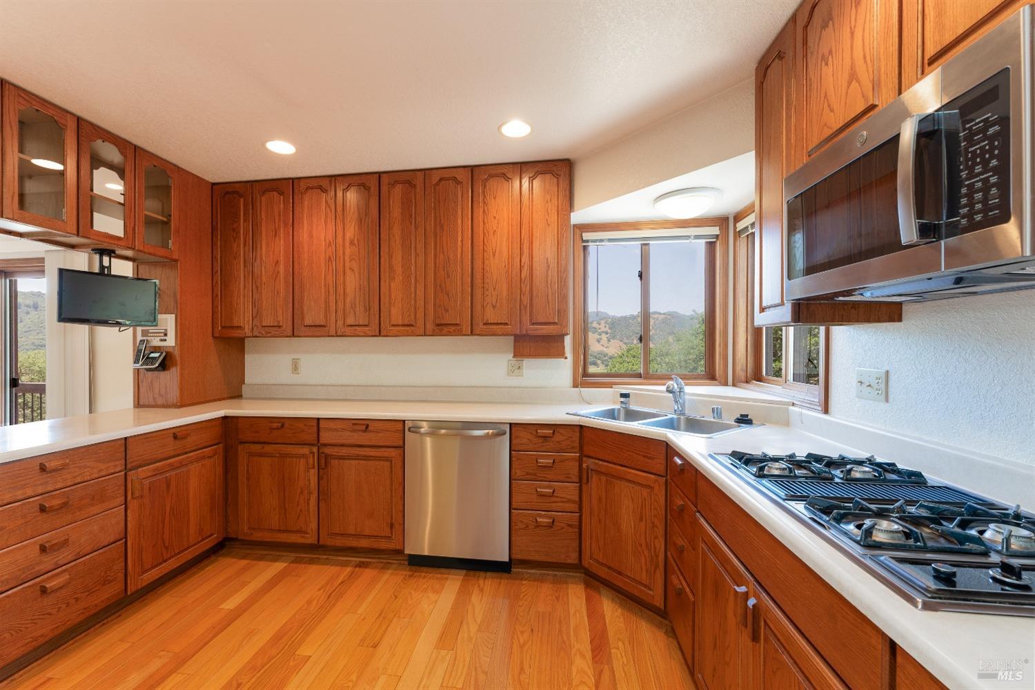 Detail Gallery Image 10 of 53 For 681 Sanel Dr, Ukiah,  CA 95482 - 3 Beds | 2/1 Baths