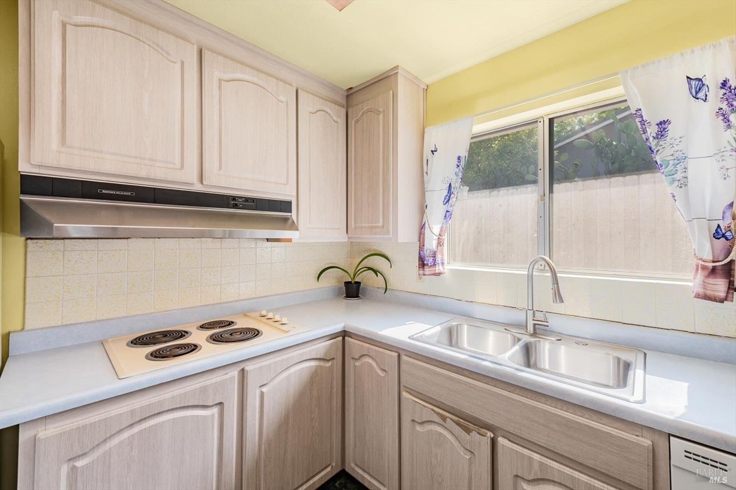 Detail Gallery Image 12 of 42 For 367 Berryessa Dr, Vacaville,  CA 95687 - 3 Beds | 2 Baths