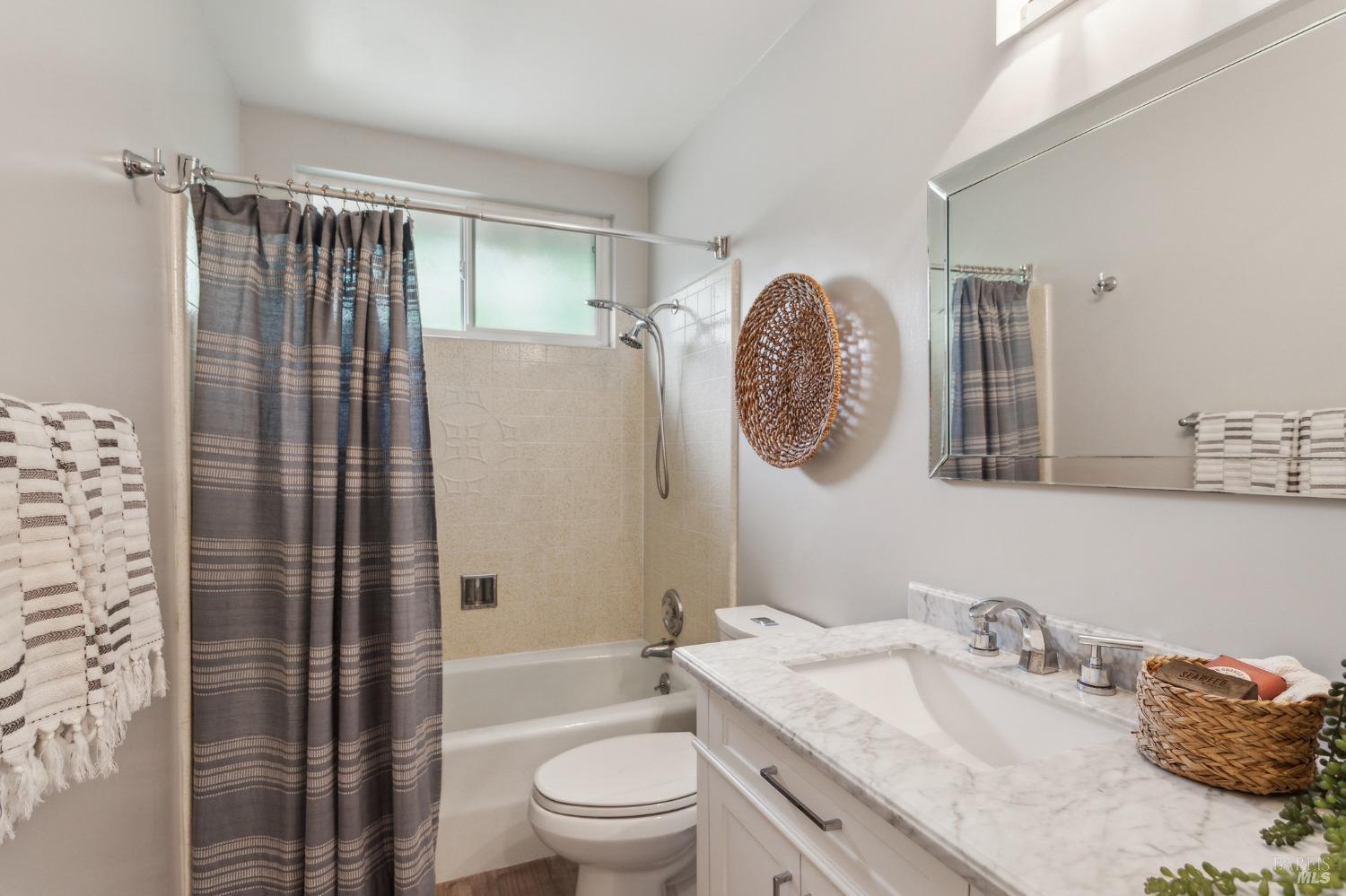 Detail Gallery Image 22 of 35 For 811 Foster Rd, Napa,  CA 94558 - 3 Beds | 2/1 Baths