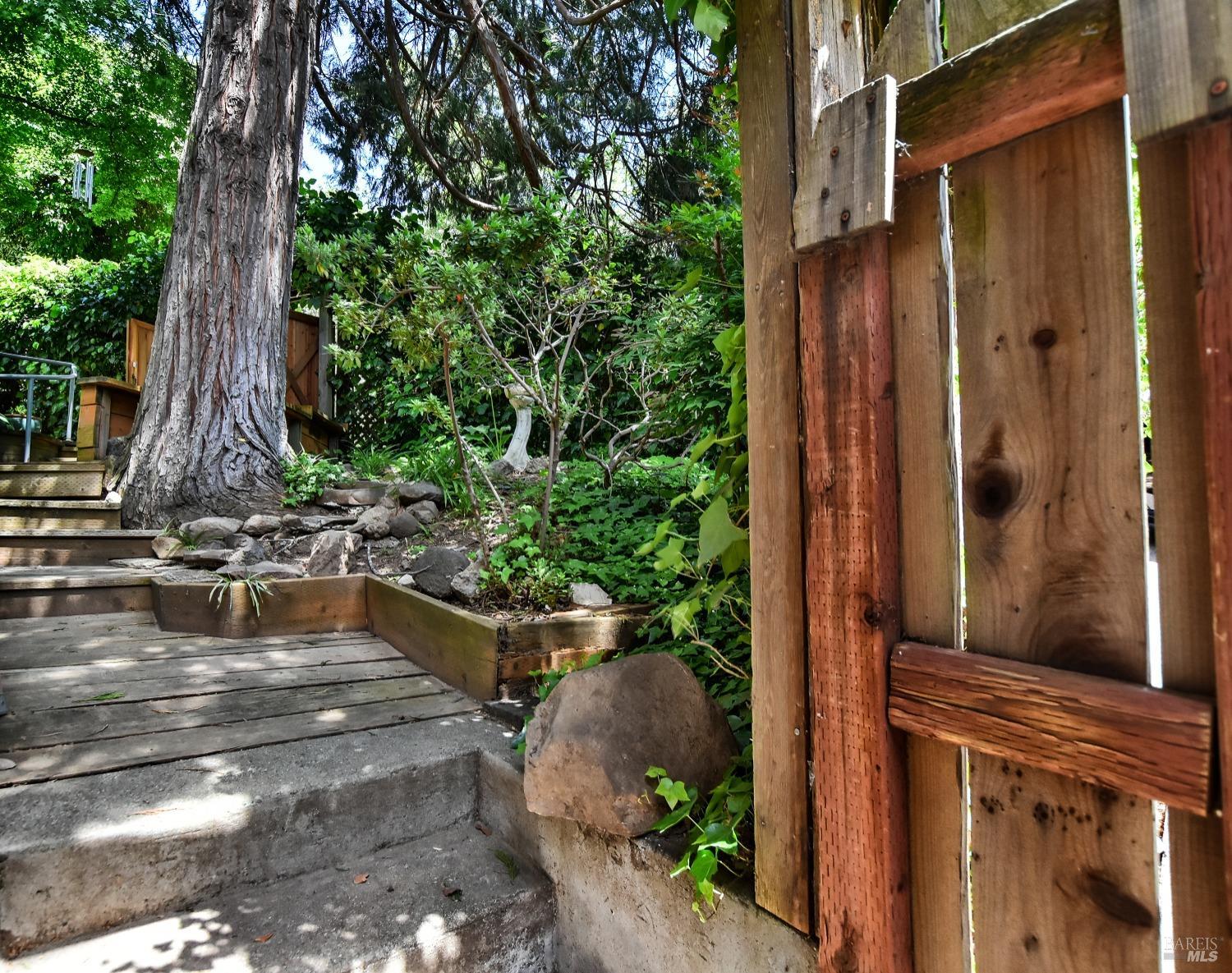 Detail Gallery Image 5 of 32 For 17291 Hillcrest Ave, Sonoma,  CA 95476 - 2 Beds | 2 Baths
