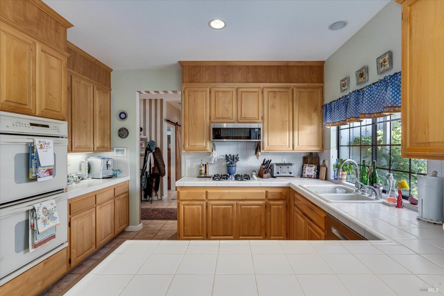 Detail Gallery Image 8 of 28 For 701 Amherst Cir, Sonoma,  CA 95476 - 3 Beds | 2 Baths