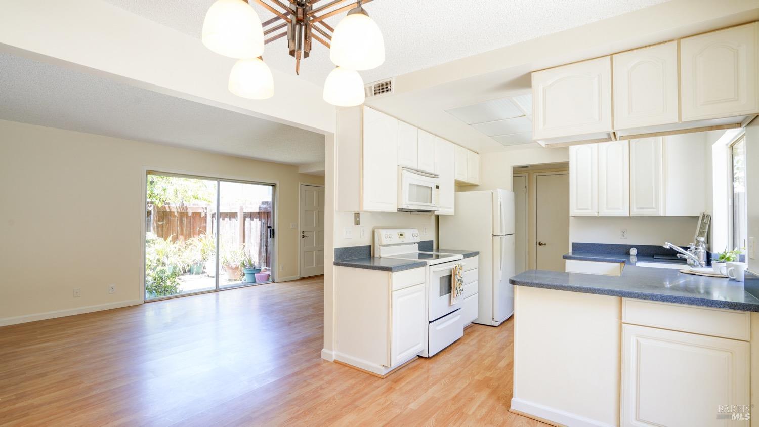 Detail Gallery Image 7 of 29 For 1377 Ridgecrest Rd, Pinole,  CA 94564 - 2 Beds | 2 Baths