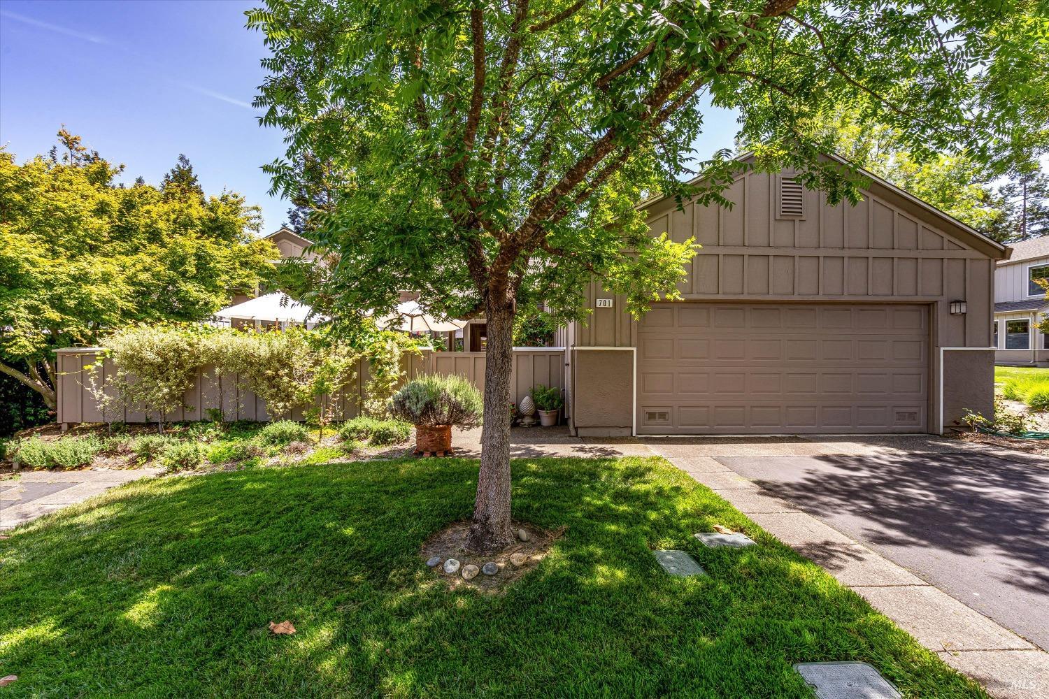 Detail Gallery Image 1 of 28 For 701 Amherst Cir, Sonoma,  CA 95476 - 3 Beds | 2 Baths
