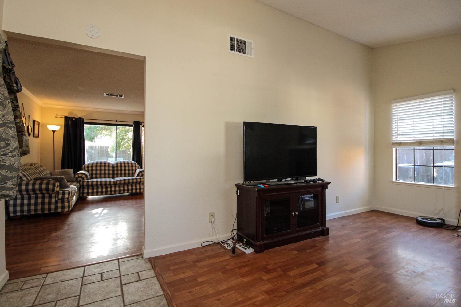 Detail Gallery Image 9 of 50 For 1320 Lois Ln, Suisun City,  CA 94585 - 3 Beds | 2 Baths