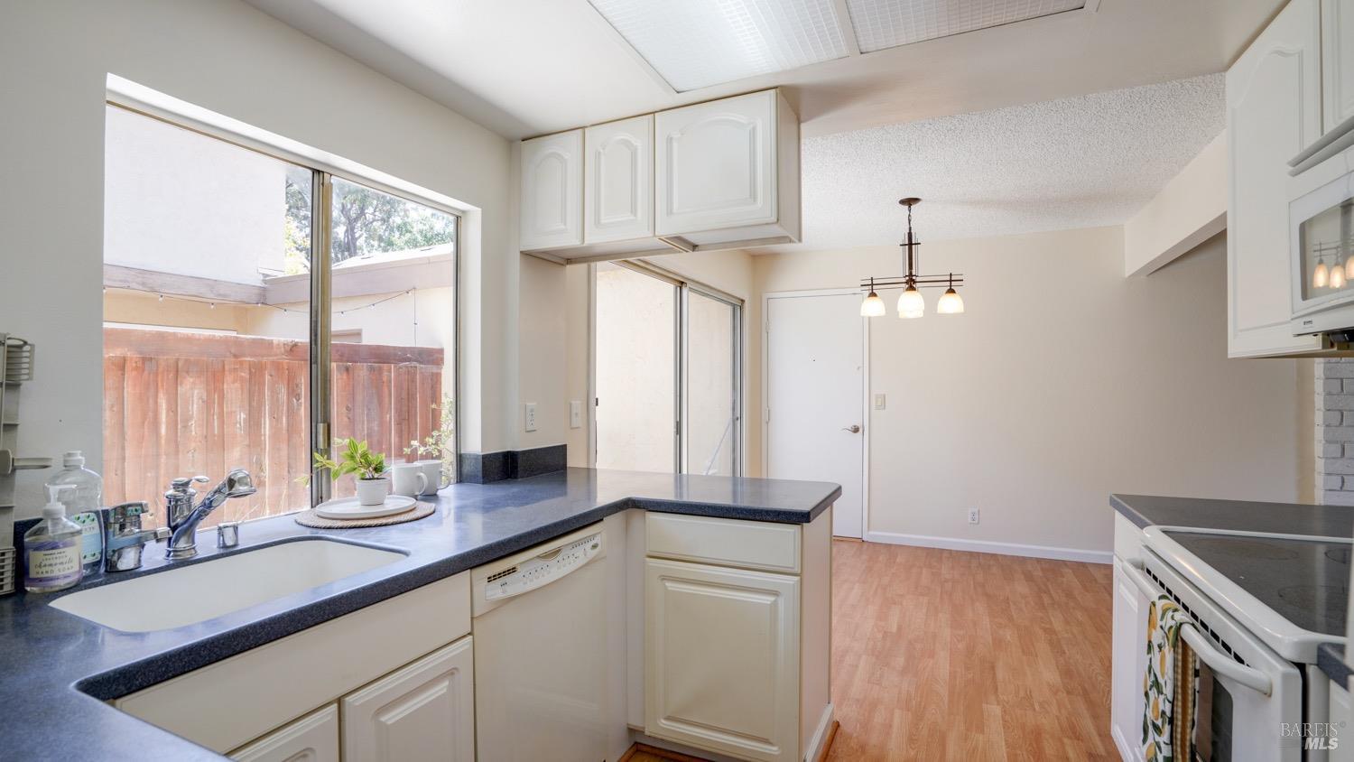 Detail Gallery Image 9 of 29 For 1377 Ridgecrest Rd, Pinole,  CA 94564 - 2 Beds | 2 Baths