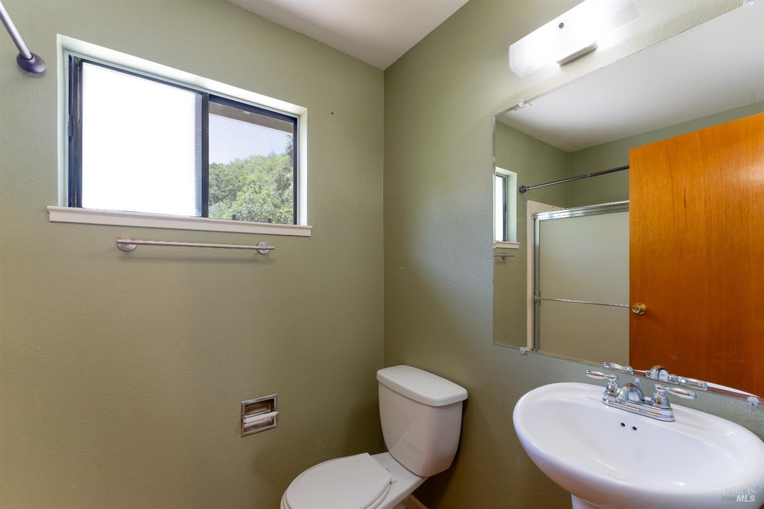 Detail Gallery Image 9 of 20 For 1342 Helen Ave, Ukiah,  CA 95482 - 3 Beds | 2/1 Baths