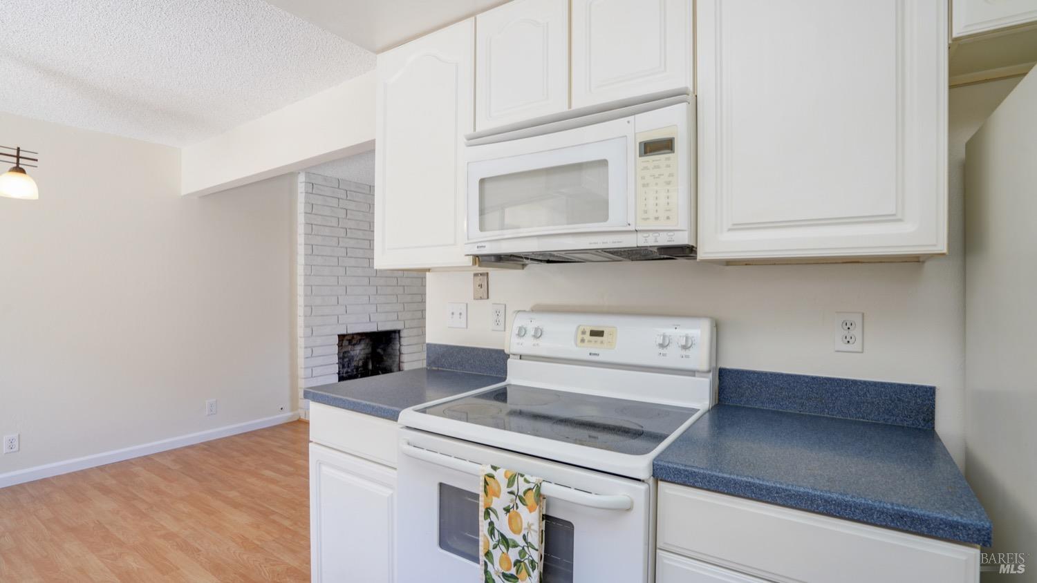 Detail Gallery Image 10 of 29 For 1377 Ridgecrest Rd, Pinole,  CA 94564 - 2 Beds | 2 Baths