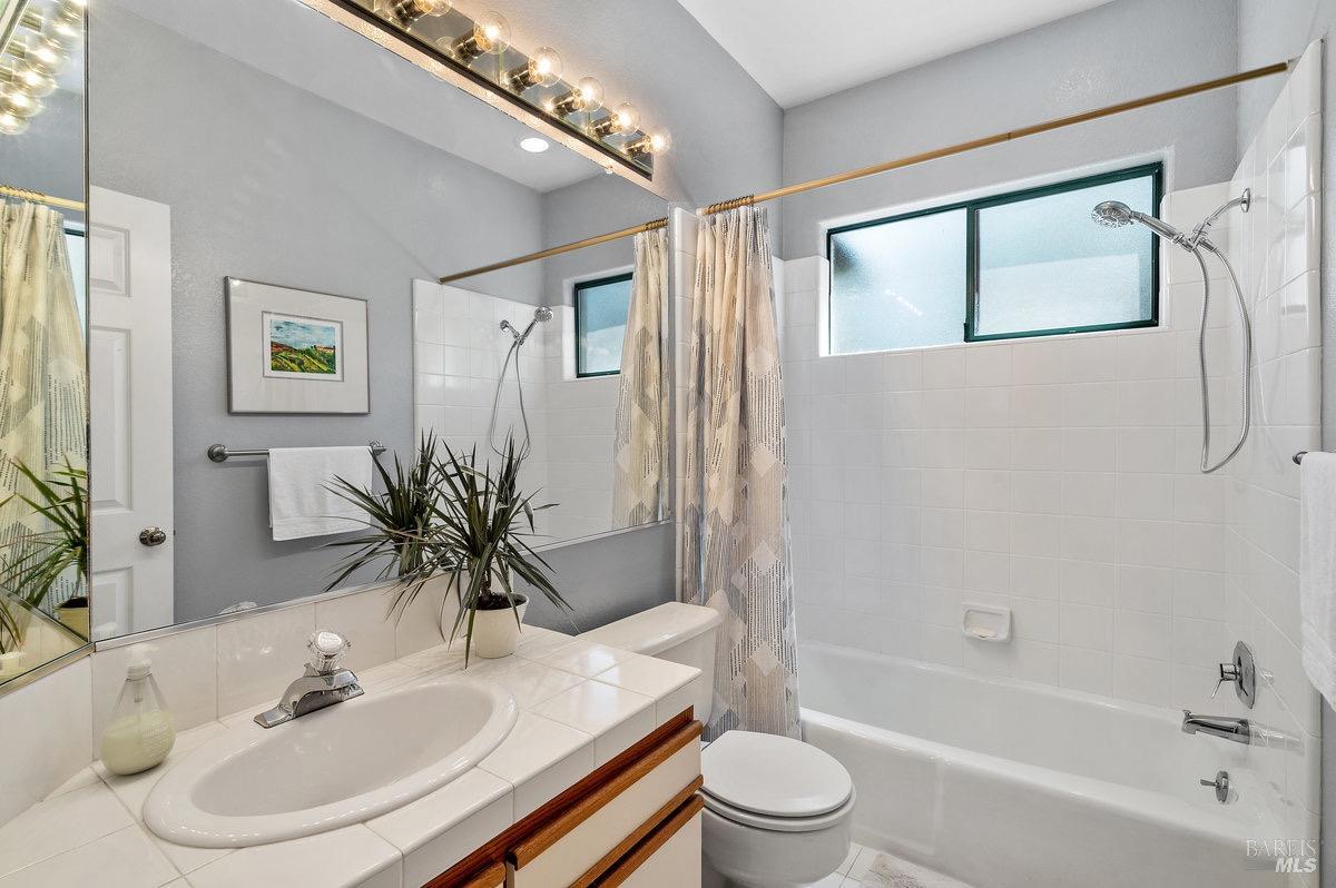 Detail Gallery Image 25 of 61 For 36 Mariposa Ave #1,  San Anselmo,  CA 94960 - 2 Beds | 2/1 Baths