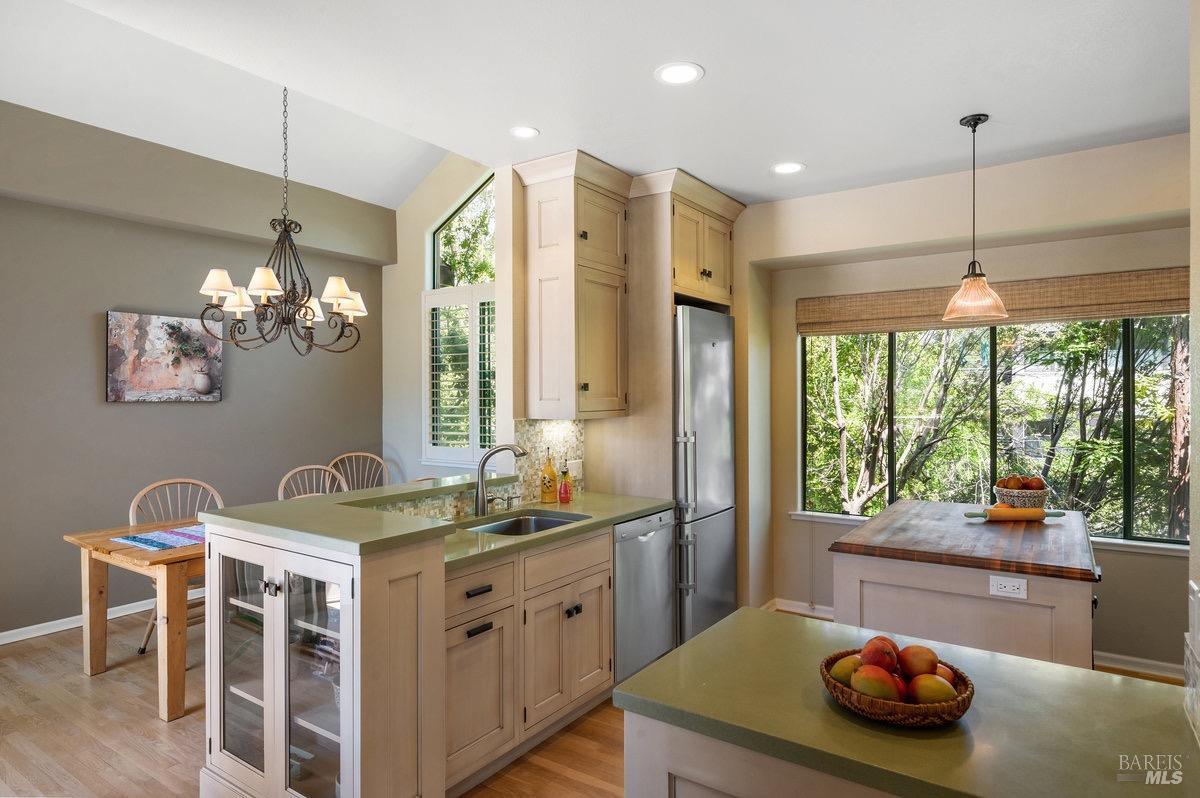 Detail Gallery Image 11 of 61 For 36 Mariposa Ave #1,  San Anselmo,  CA 94960 - 2 Beds | 2/1 Baths