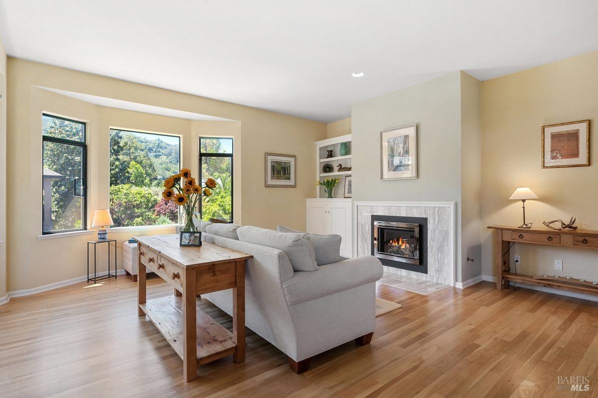 Detail Gallery Image 4 of 61 For 36 Mariposa Ave #1,  San Anselmo,  CA 94960 - 2 Beds | 2/1 Baths