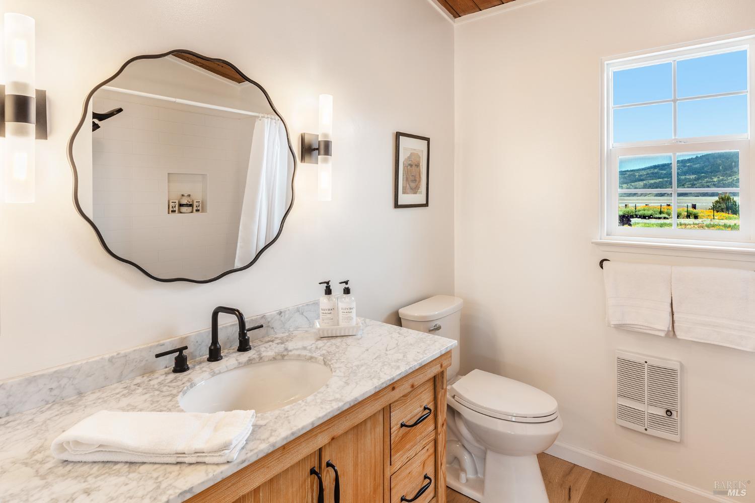 Detail Gallery Image 13 of 22 For 209 Dipsea Rd, Stinson Beach,  CA 94970 - 2 Beds | 1 Baths