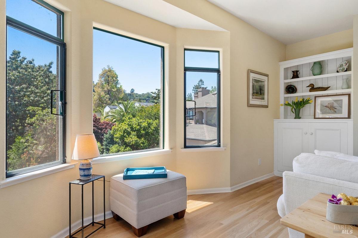 Detail Gallery Image 7 of 61 For 36 Mariposa Ave #1,  San Anselmo,  CA 94960 - 2 Beds | 2/1 Baths