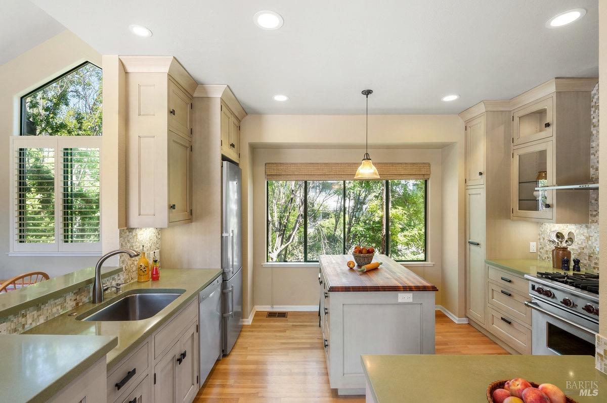 Detail Gallery Image 9 of 61 For 36 Mariposa Ave #1,  San Anselmo,  CA 94960 - 2 Beds | 2/1 Baths