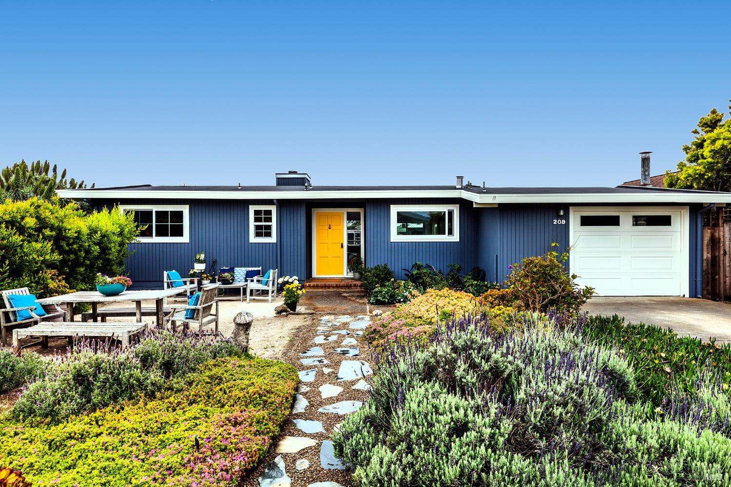 Detail Gallery Image 1 of 22 For 209 Dipsea Rd, Stinson Beach,  CA 94970 - 2 Beds | 1 Baths