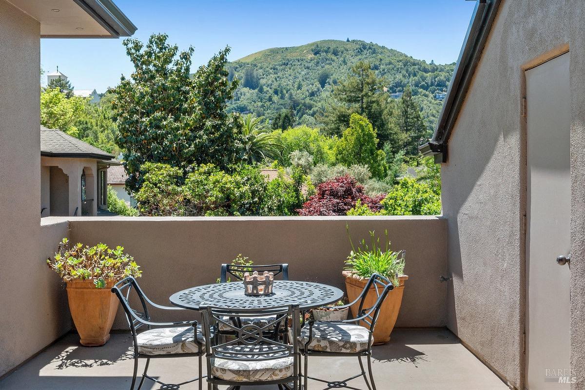 Detail Gallery Image 15 of 61 For 36 Mariposa Ave #1,  San Anselmo,  CA 94960 - 2 Beds | 2/1 Baths