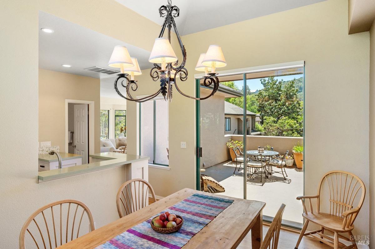 Detail Gallery Image 14 of 61 For 36 Mariposa Ave #1,  San Anselmo,  CA 94960 - 2 Beds | 2/1 Baths