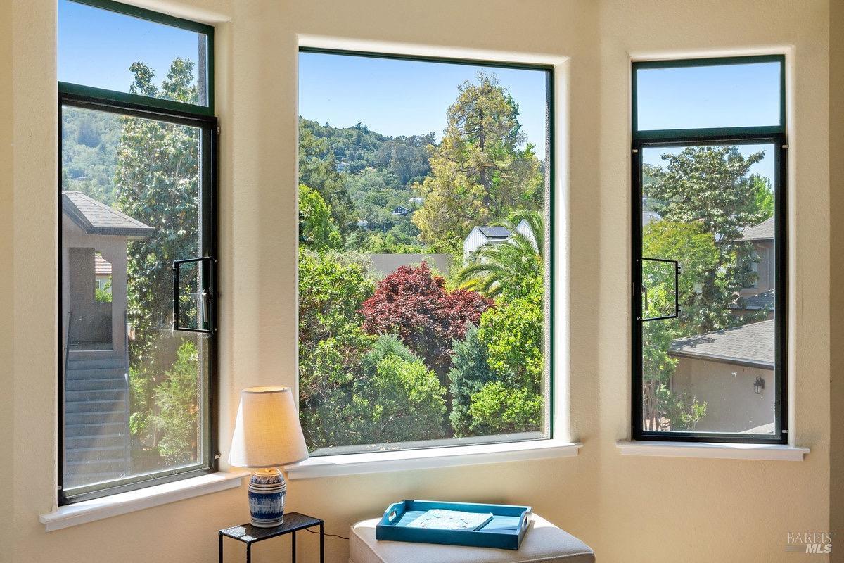 Detail Gallery Image 5 of 61 For 36 Mariposa Ave #1,  San Anselmo,  CA 94960 - 2 Beds | 2/1 Baths