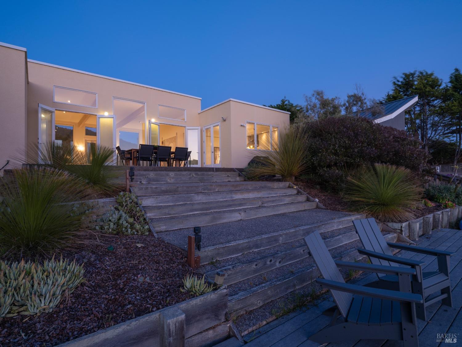 Detail Gallery Image 8 of 40 For 17 Dipsea Rd, Stinson Beach,  CA 94970 - 3 Beds | 3 Baths