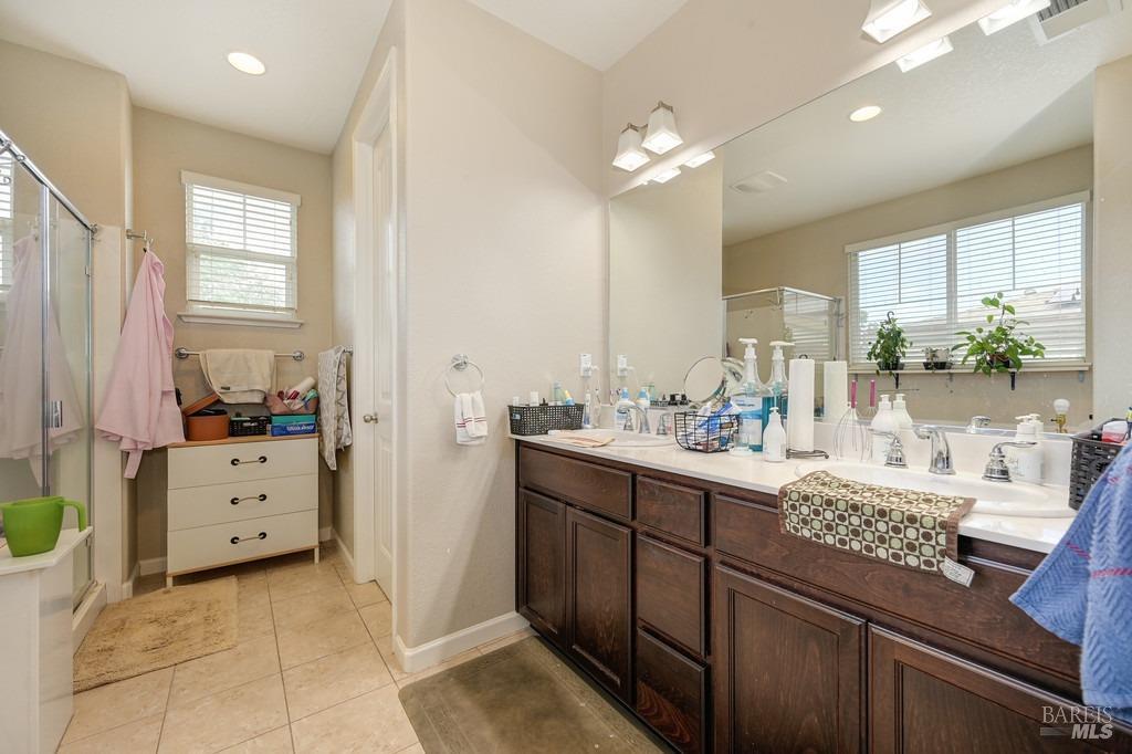 Detail Gallery Image 15 of 22 For 738 Surrey Ct, Fairfield,  CA 94533 - 4 Beds | 2/1 Baths