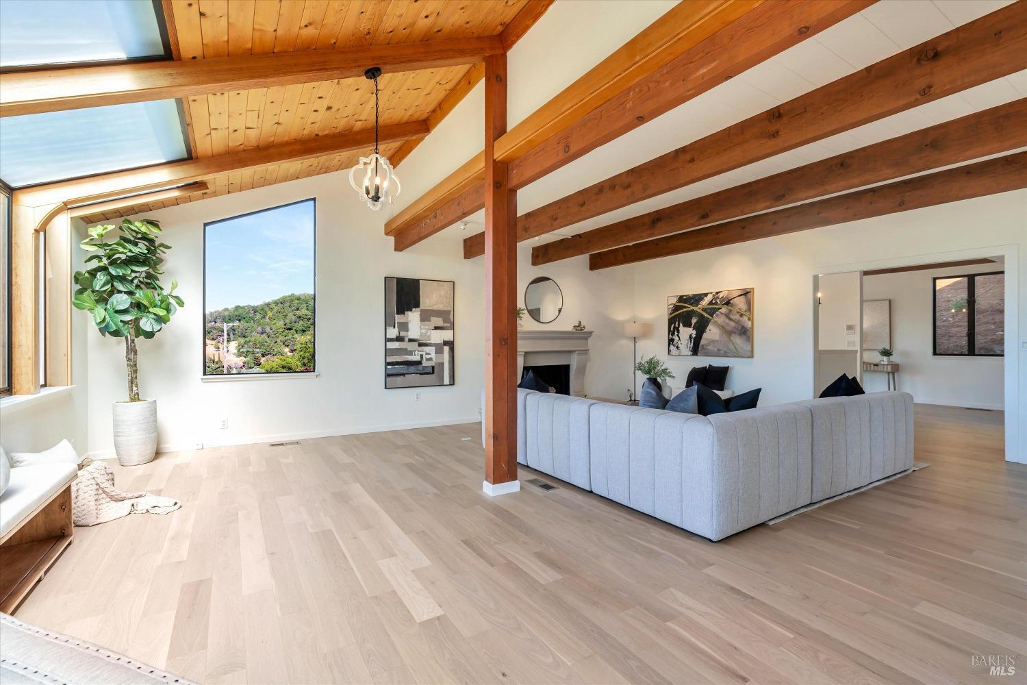 Detail Gallery Image 12 of 59 For 27 Burning Tree Dr, Novato,  CA 94949 - 5 Beds | 4/1 Baths