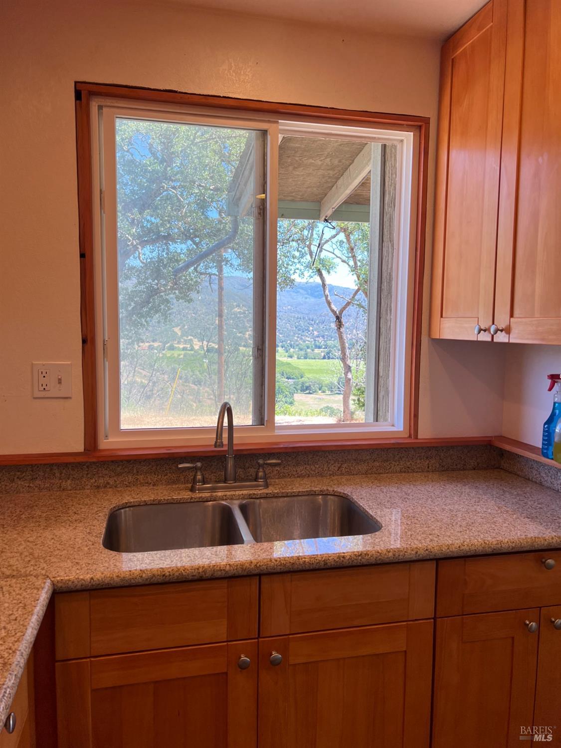Detail Gallery Image 5 of 19 For 10935 Rancheria Rd, Upper Lake,  CA 95485 - 2 Beds | 2 Baths