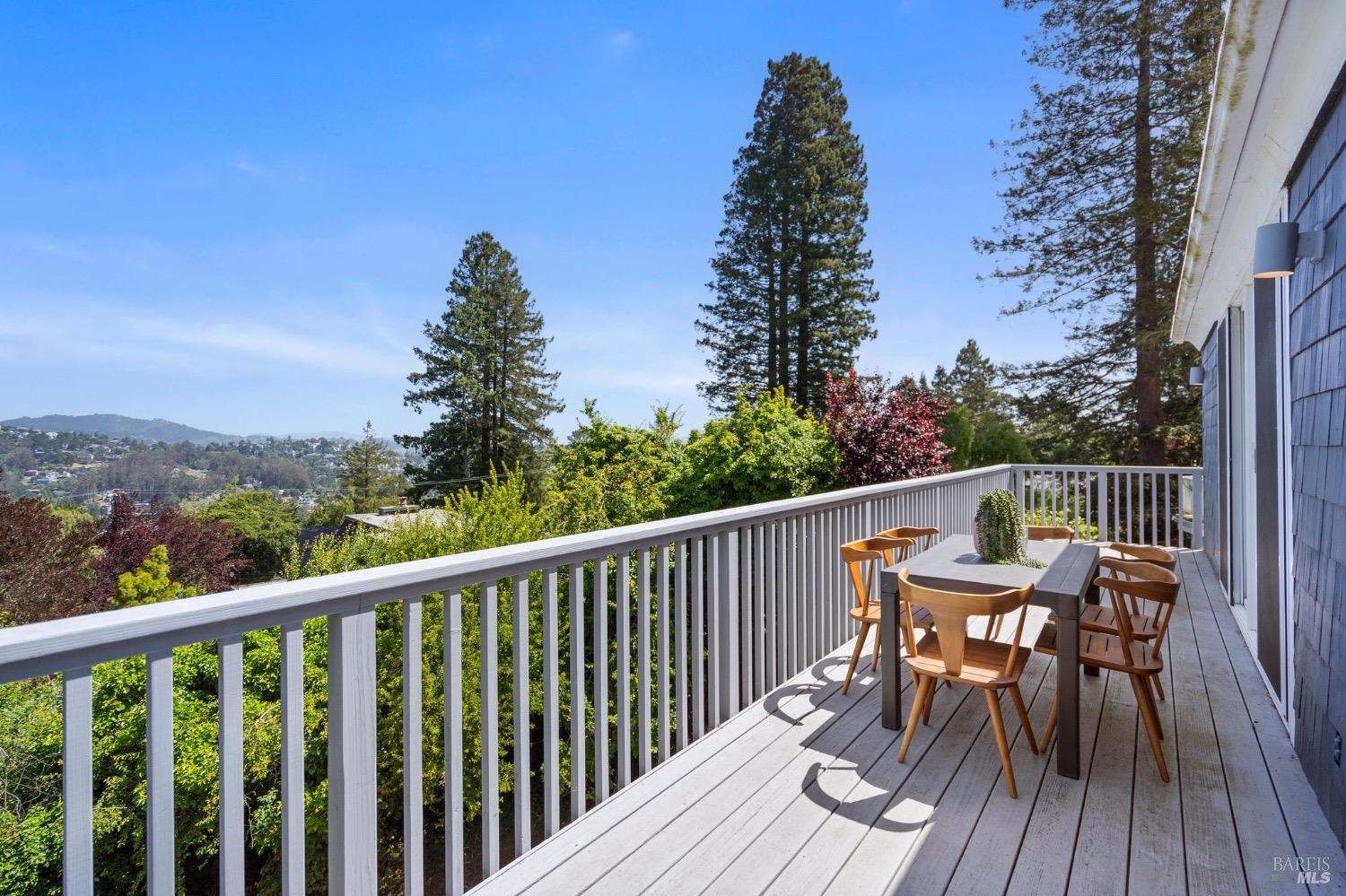 Detail Gallery Image 25 of 31 For 881 Marin Dr, Mill Valley,  CA 94941 - 3 Beds | 2/1 Baths