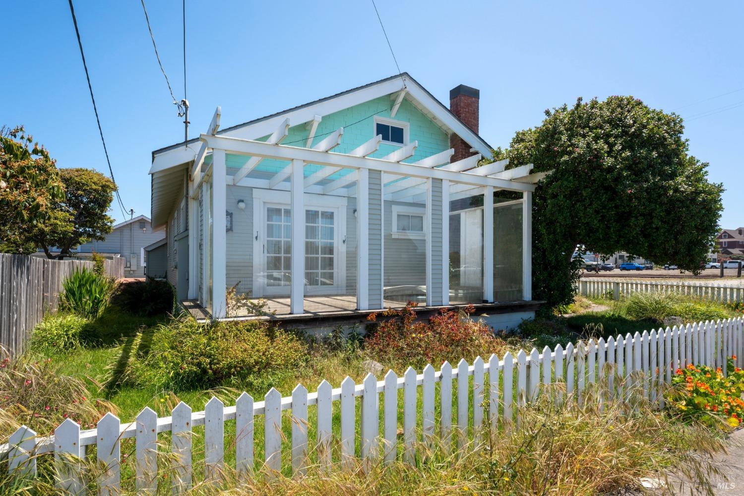 Detail Gallery Image 4 of 27 For 145 W Pine St, Fort Bragg,  CA 95437 - 3 Beds | 2 Baths