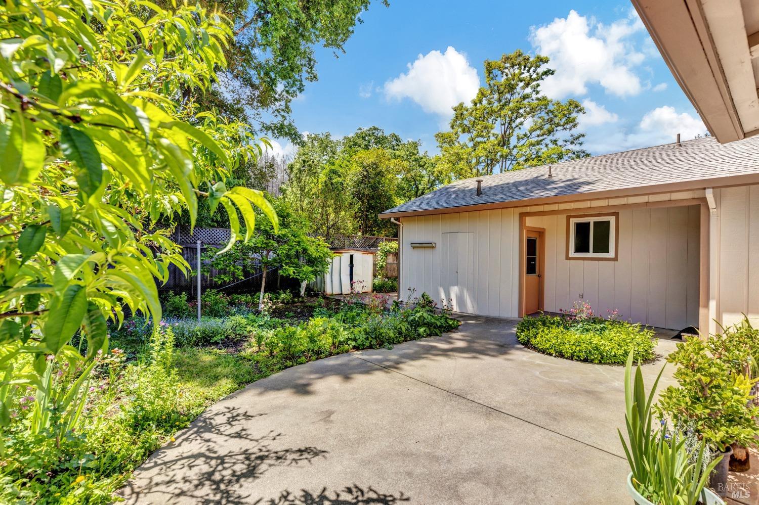 Detail Gallery Image 11 of 71 For 319 Glass Mountain Ln, Saint Helena,  CA 94574 - 2 Beds | 2 Baths