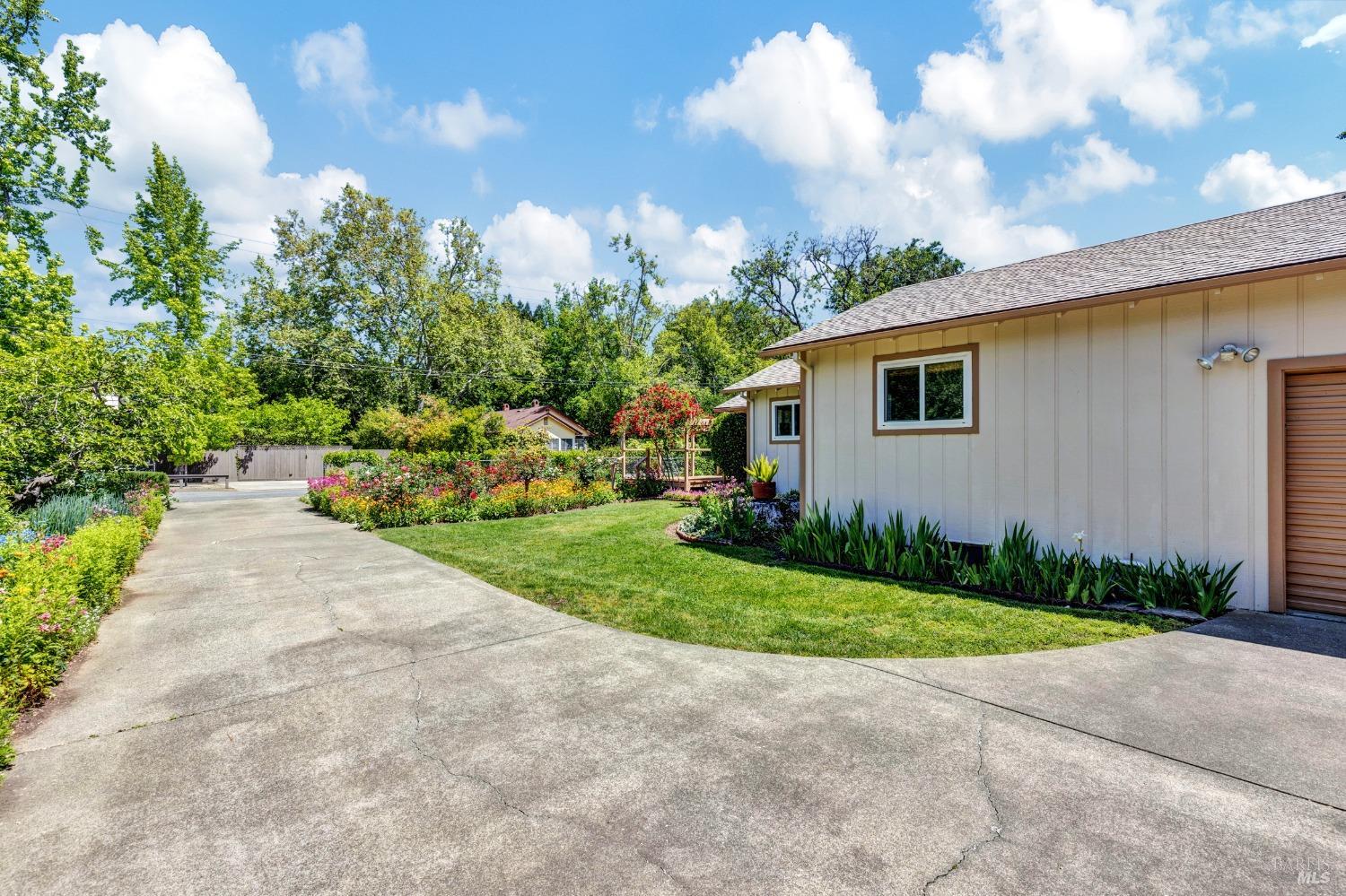 Detail Gallery Image 8 of 71 For 319 Glass Mountain Ln, Saint Helena,  CA 94574 - 2 Beds | 2 Baths