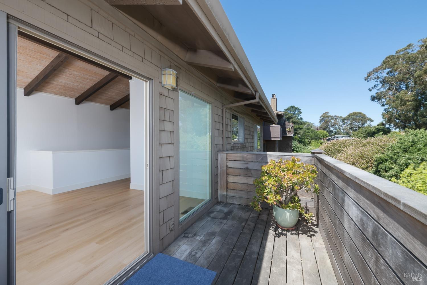 Detail Gallery Image 13 of 39 For 124 Tiburon Blvd, San Rafael,  CA 94901 - 2 Beds | 1/1 Baths