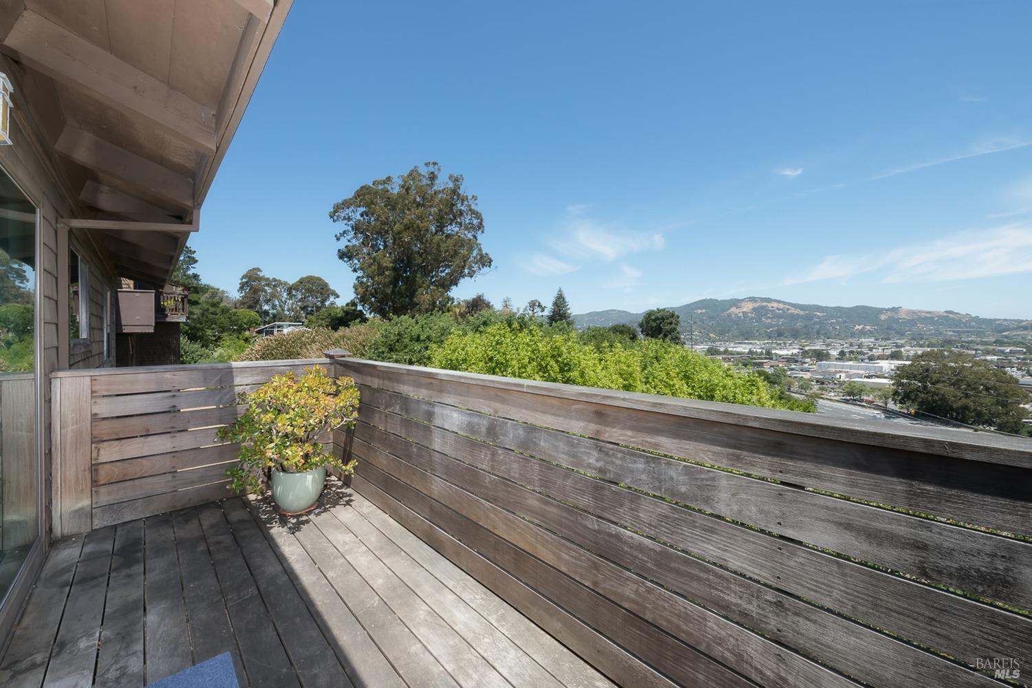 Detail Gallery Image 15 of 39 For 124 Tiburon Blvd, San Rafael,  CA 94901 - 2 Beds | 1/1 Baths