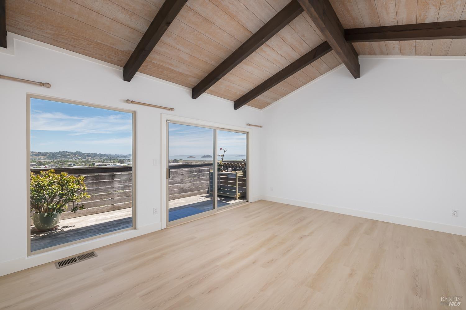 Detail Gallery Image 10 of 39 For 124 Tiburon Blvd, San Rafael,  CA 94901 - 2 Beds | 1/1 Baths