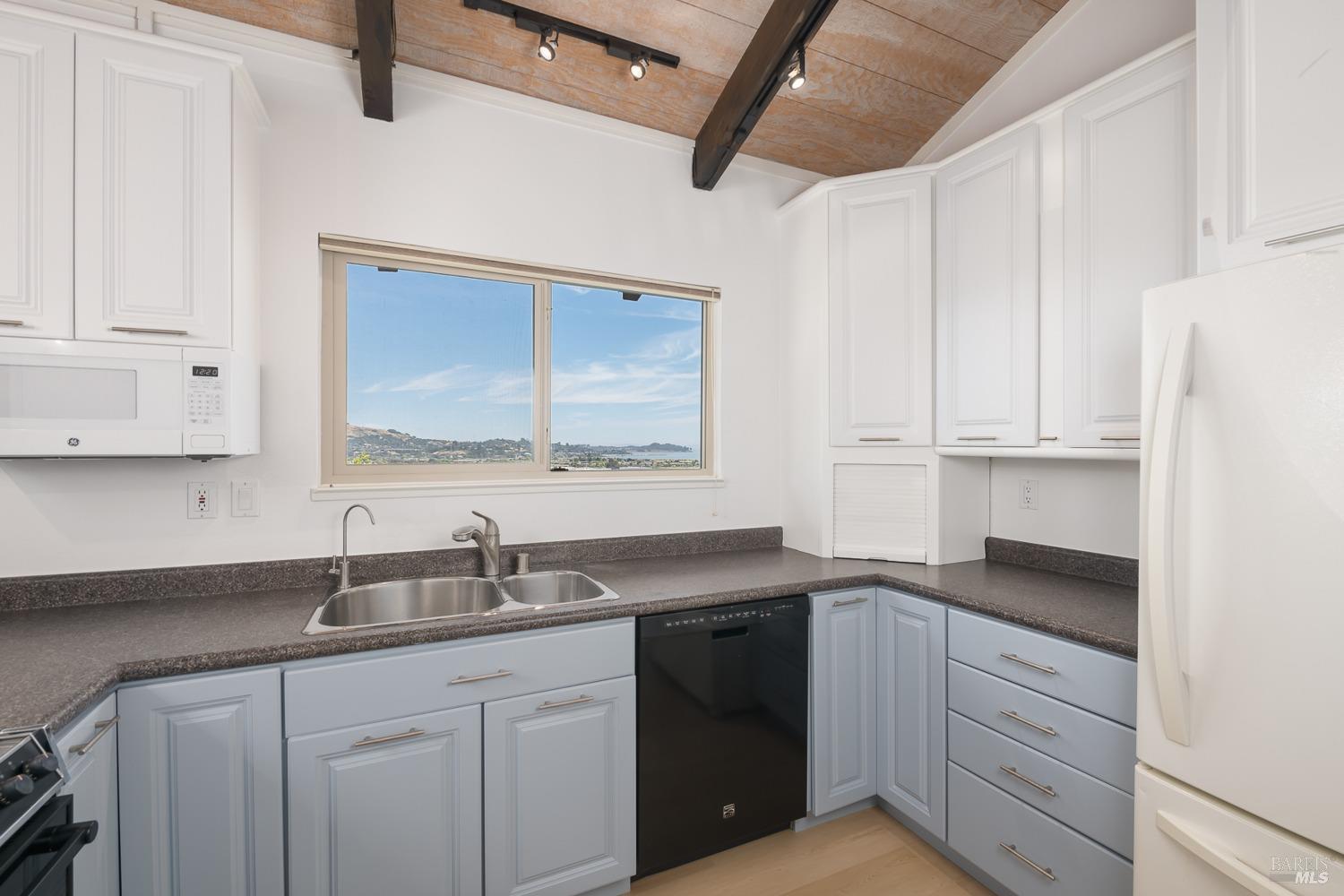 Detail Gallery Image 18 of 39 For 124 Tiburon Blvd, San Rafael,  CA 94901 - 2 Beds | 1/1 Baths