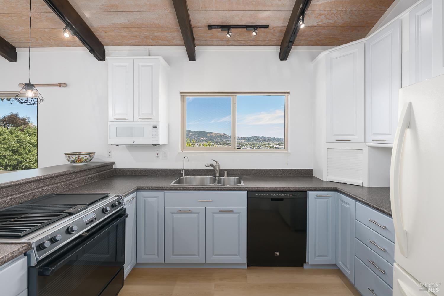 Detail Gallery Image 16 of 39 For 124 Tiburon Blvd, San Rafael,  CA 94901 - 2 Beds | 1/1 Baths