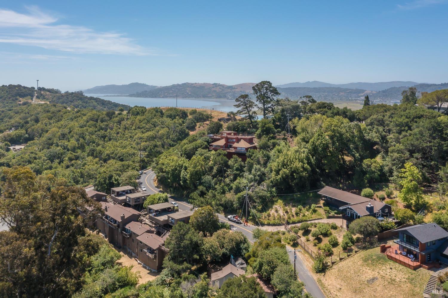 Detail Gallery Image 2 of 39 For 124 Tiburon Blvd, San Rafael,  CA 94901 - 2 Beds | 1/1 Baths